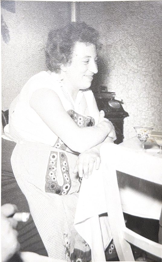 Gertrud Brigitte Beyer geb. Hesse im neunten Schwangerschaftsmonat mit ihrer Tochter Margarete Rosa, 1958.